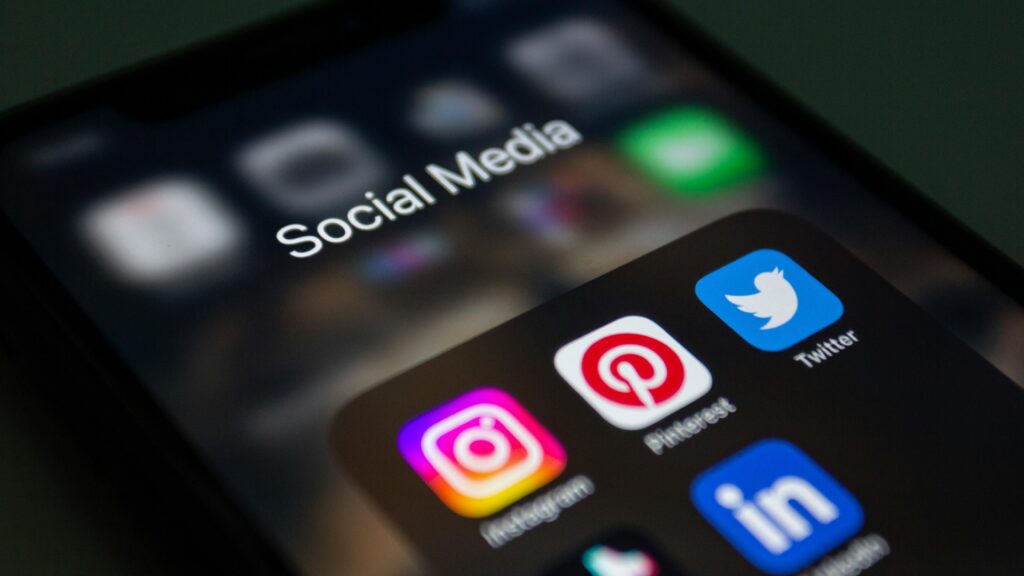 social media icoontjes op scherm