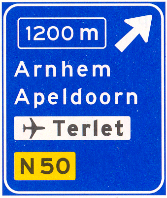 Voorwegwijzer langs autosnelweg voor de afgaande richting, met afstandaanduiding, afritnummer, interlokale doelen (bovenste doel = afritnaam), verwijzing naar vliegveld/luchthaven en routenummer niet-autosnelweg