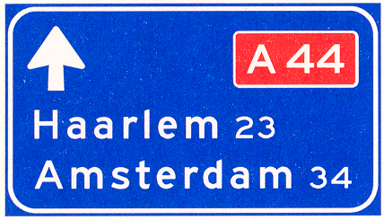 Lage beslissingwegwijzer langs autosnelweg voor de doorgaande richting, met interlokale doelen en routenummer autosnelweg